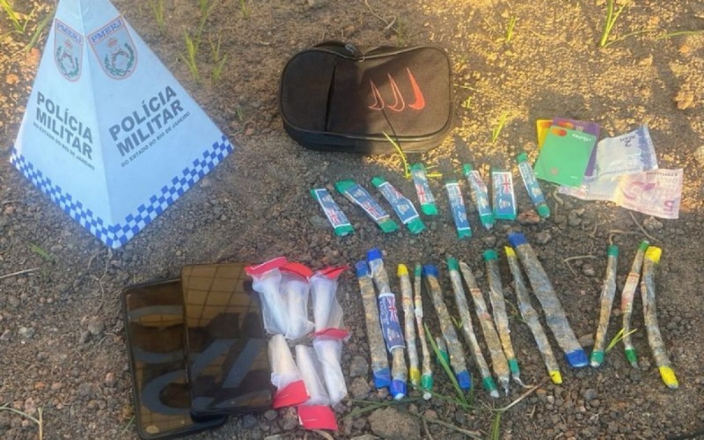 Agentes do 32º BPM apreenderam cocaína, maconha e diversos objetos em uma abordagem realizada em Costazul. Foto: Divulgação