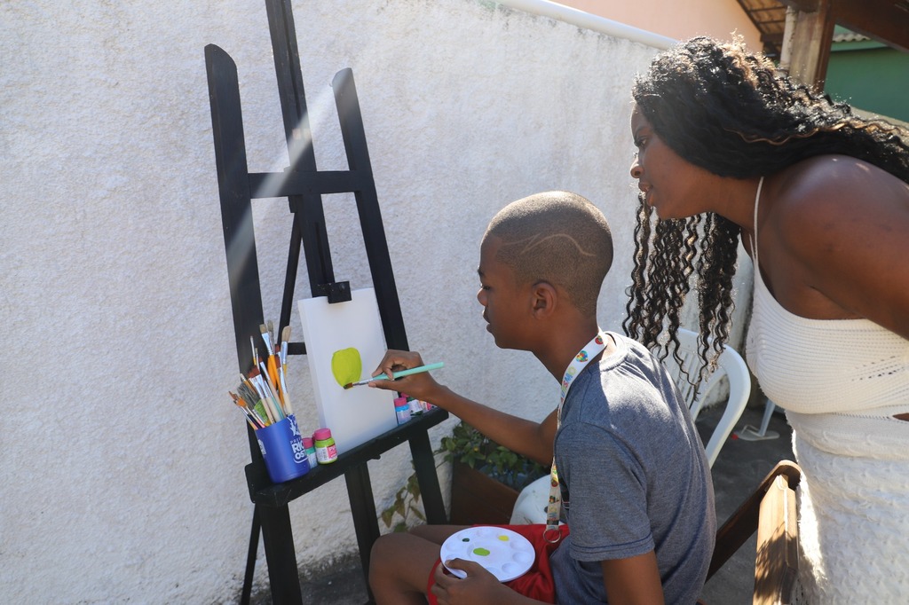 Jovem pintor recebe incentivo da Fundação Rio das Ostras de Cultura