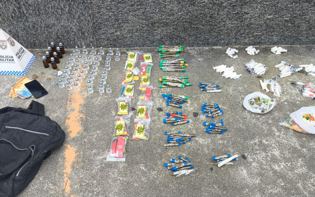 PM flagra ponto de venda de drogas em banca improvisada e apreende grande quantidade de entorpecentes em Rio das Ostras