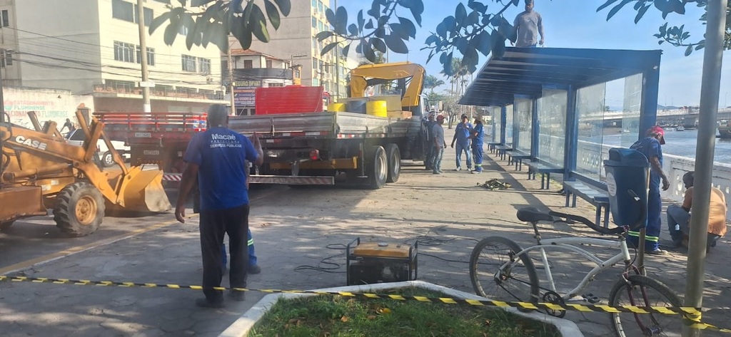 Novos abrigos de ônibus estão sendo instalados na Rua da Praia