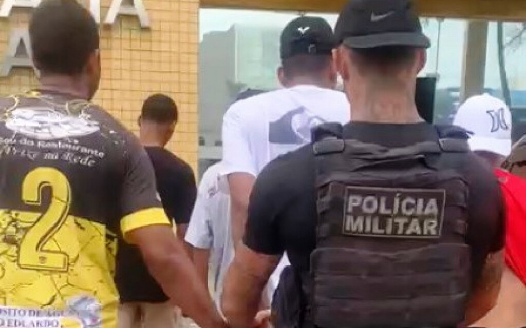 Denúncia anônima leva à prisão de cinco suspeitos por tráfico de drogas em Macaé