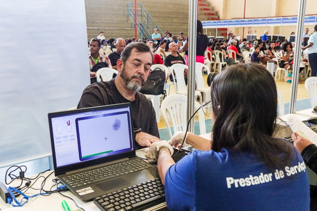 Atendimento do programa Detran Presente em Rio das Ostras. Moradores podem resolver pendências e emitir documentos com mais praticidade. Foto: Divulgação