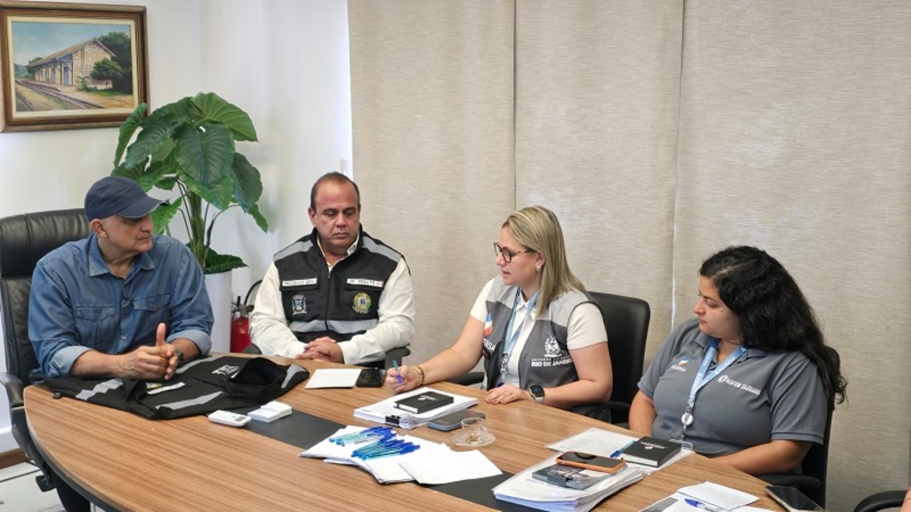Prefeito Carlos Augusto Balthazar, secretários municipais e equipe da Agenersa durante reunião para fiscalização dos serviços da Rio+Saneamento em Rio das Ostras. Foto: Matheus Muller / AscomTi