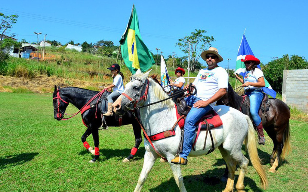 Cavalgada do Trabalhador movimento o feriado em Rio das Ostras