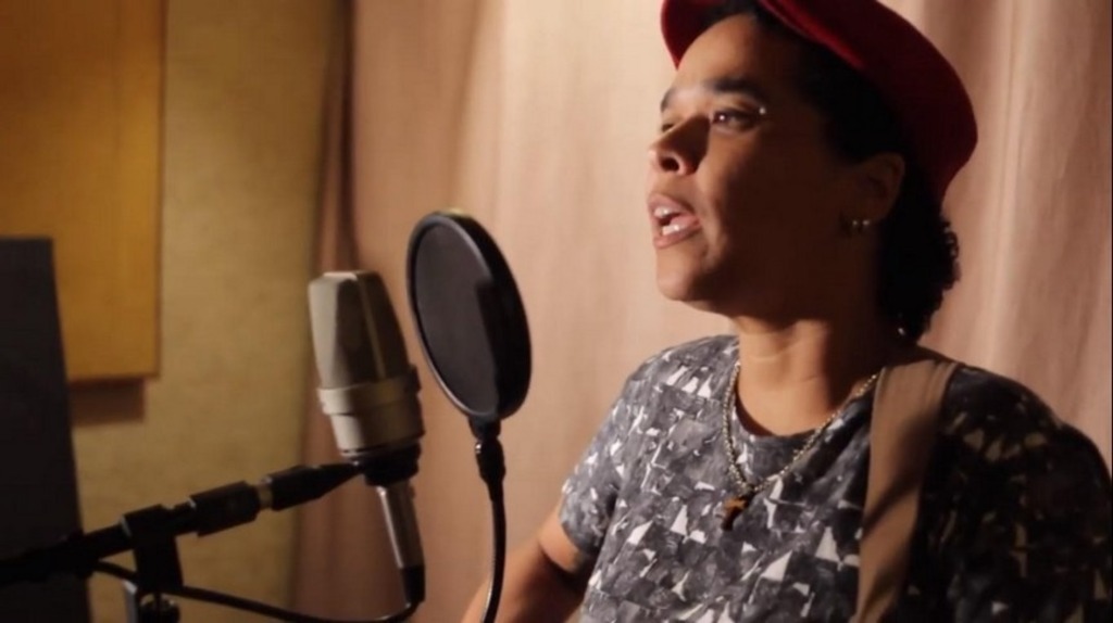 Jac Esteves retorna ao Sesc Verão com show gratuito em Rio das Ostras