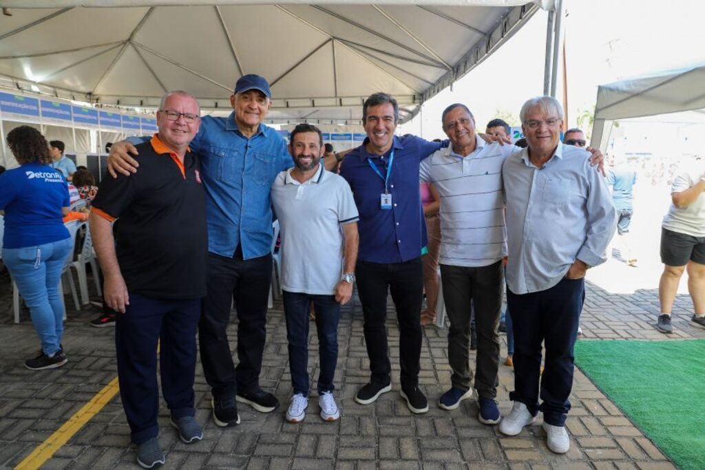 O prefeito Carlos Augusto Balthazar ao lado do deputado estadual Giovani Ratinho, do presidente do Detran RJ Vinicius Farah, e dos vereadores Neco da Saúde, Cláudio da Farmácia e Ricardo Mendes (também comunicador da Rádio Energia), durante o programa Detran Presente em Rio das Ostras. – Foto: Divulgação/Ákila Ribeiro