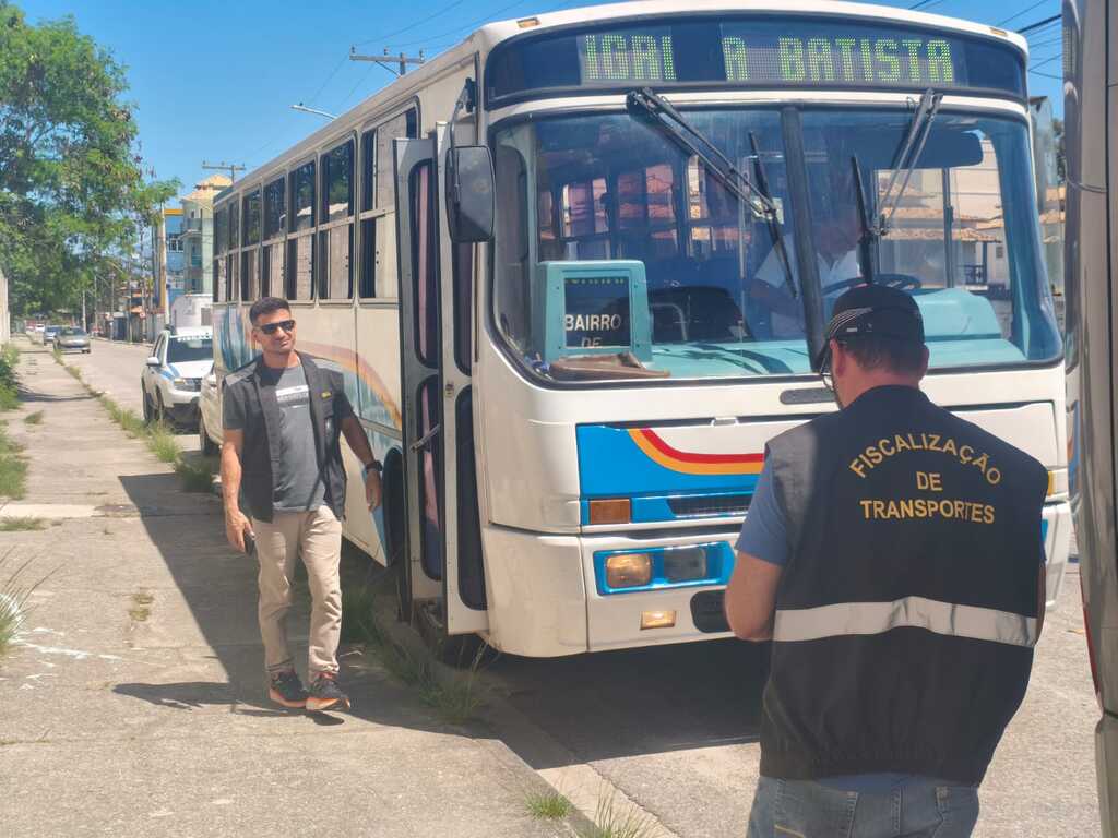 Fiscalização coíbe entrada de veículo de turismo irregular em Rio das Ostras