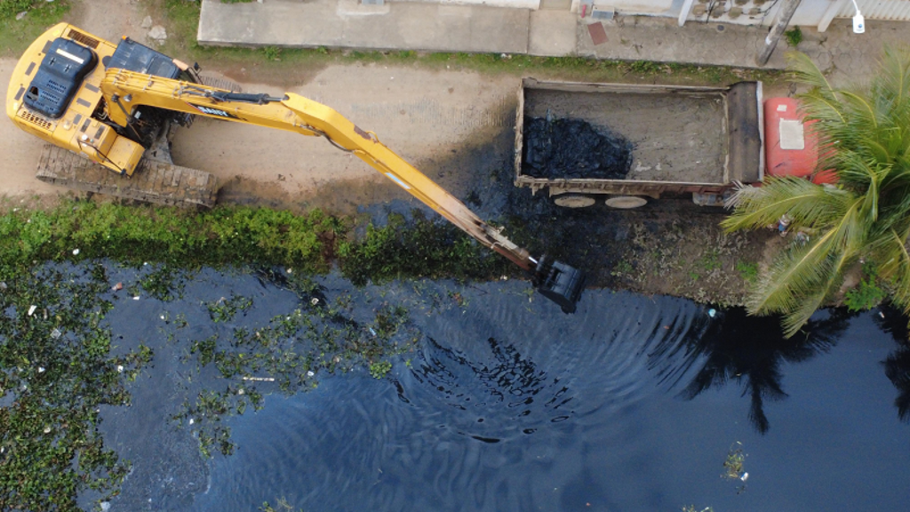 Programa Limpa Rio avança na limpeza do Canal de Medeiros em Rio das Ostras