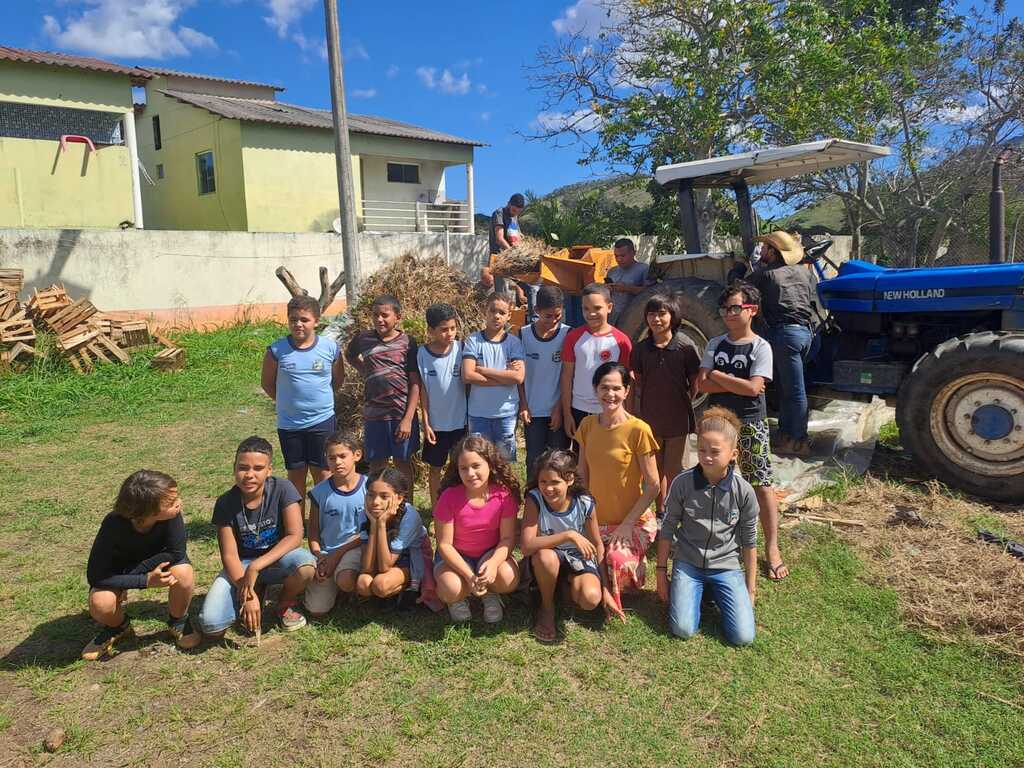 Alunos de Cantagalo Colhem Feijão em Horta Escolar e Vivenciam a Agricultura Familiar