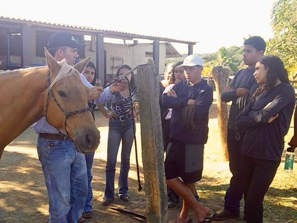 Escola agrícola realiza visita técnica a rancho de pecuária equina