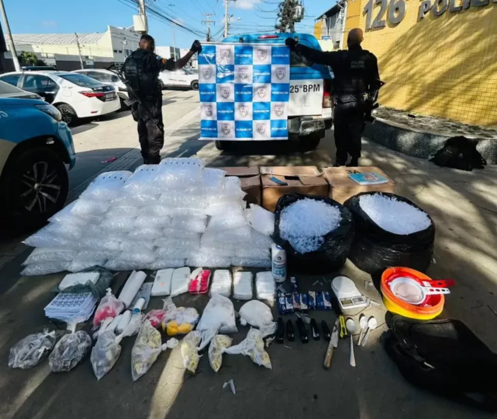 Polícia Militar apreende grande quantidade de materiais usados no tráfico de drogas na comunidade Boca do Mato, em Cabo Frio. Foto: Divulgação
