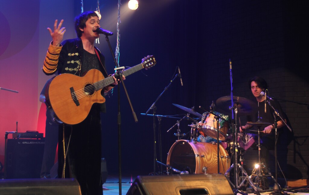 “Meio Avoado”: Gui Fleming apresenta show gratuito nesta sexta, dia 3, no Sesi Macaé