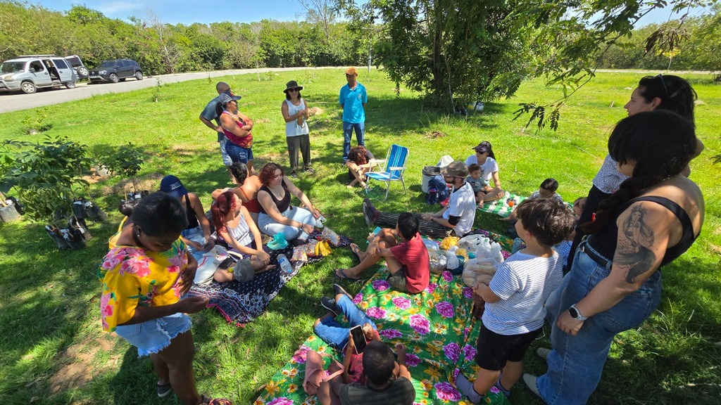 Plantio de ipês marca aniversário do Núcleo de Atenção à Saúde dos Adolescentes