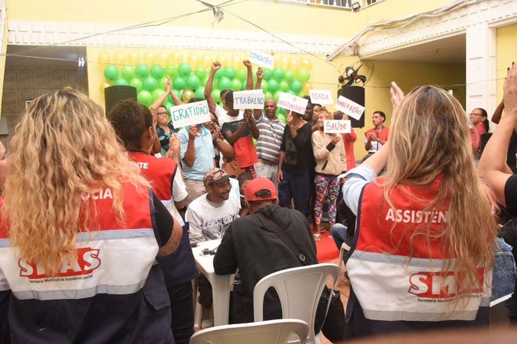 Ação social em Maricá reuniu acolhidos dos abrigos municipais com música, teatro, serviços de saúde e apoio à empregabilidade. Fotos: Clarildo Menezes