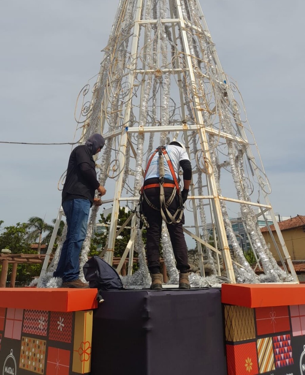 Árvores de Natal passam por manutenção após ventos fortes e vandalismo