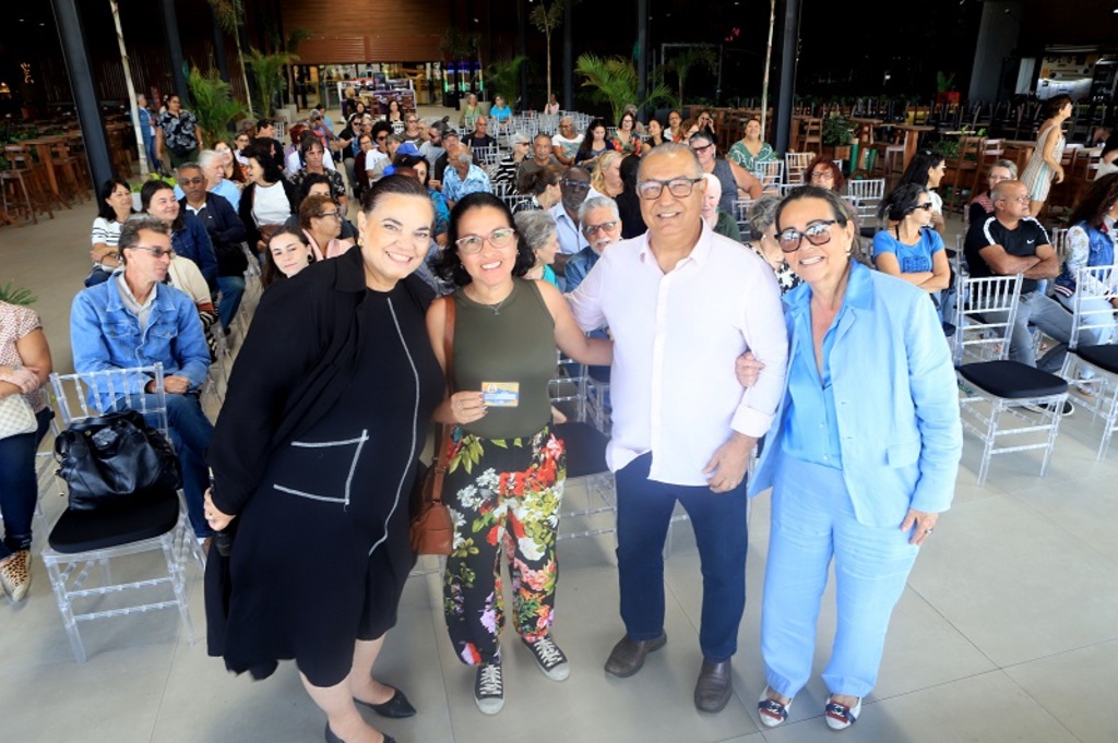 Entrega da Carteira Municipal do Artesão reúne 181 profissionais em Rio das Ostras. A iniciativa garante benefícios, capacitação e valorização da categoria. Foto: Jorge Ronald