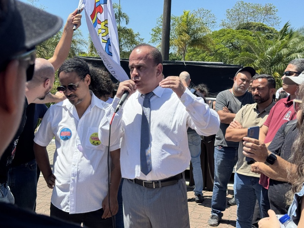 Procurador-Geral de Rio das Ostras dialoga com professores durante manifestação da Educação