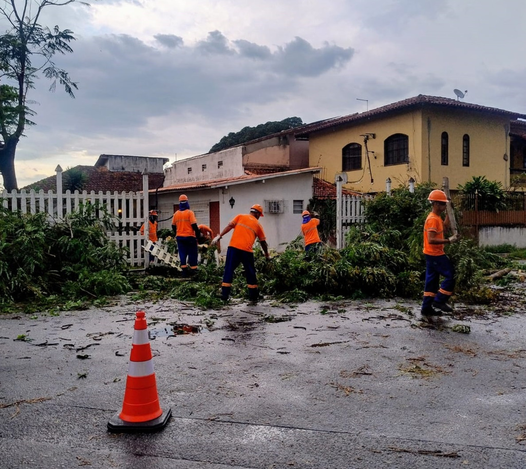 Rio das Ostras intensifica ações de limpeza e poda após tempestade