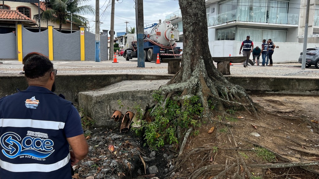Rio das Ostras vistoria redes de drenagem e combate esgoto clandestino nas Orlas