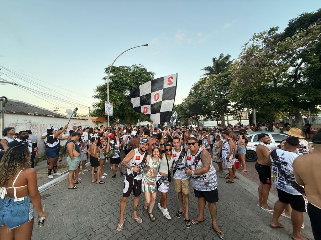 Carnaval, Vasco e samba: Bloco Gigante da Colina realiza segundo desfile com homenagem a Roberto Dinamite em Rio das Ostras