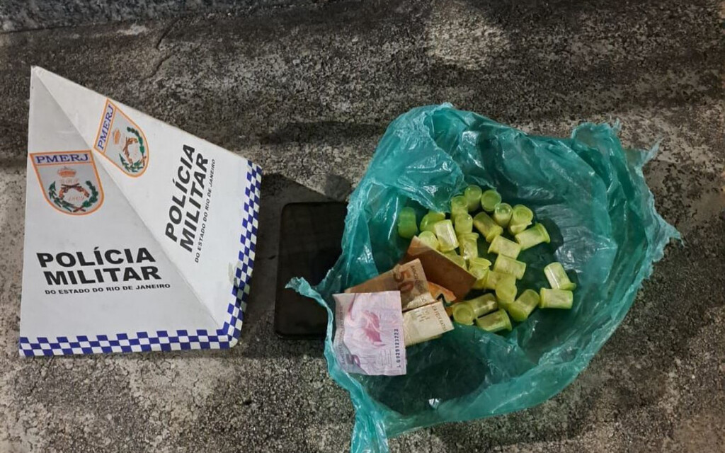 Dois jovens são detidos por tráfico de drogas em ação do GAT em Rio das Ostras