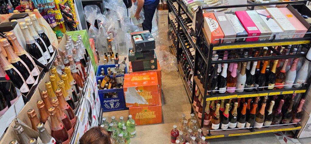 Operação Salus apreende mais de 330 litros de bebidas alcoólicas irregulares em Macaé