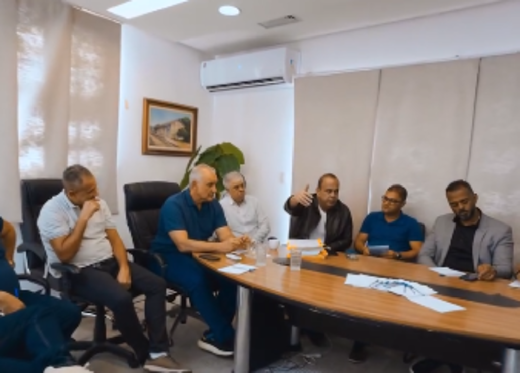 Prefeito Carlos Augusto e presidente da Câmara Marciel Nascimento em reunião que fortaleceu o diálogo entre Executivo e Legislativo em Rio das Ostras. Imagem: Reprodução / Rede Social