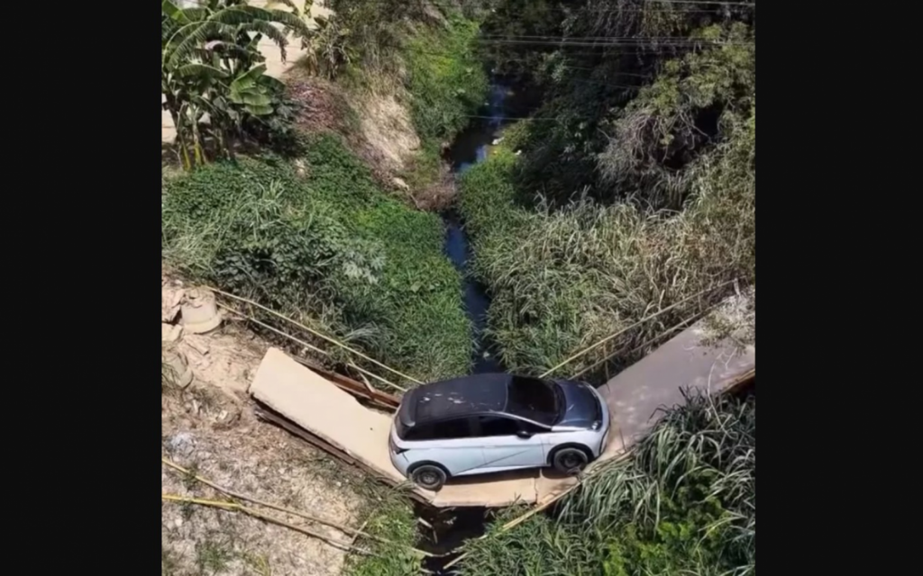Carro fica pendurado após ponte ceder durante travessia em Araruama